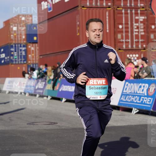 03.10.2025 - Köhlbrandbrückenlauf Michael Burmester http://msf.ph/oto/9013068 03.10.2025 10:13:23 Ziel 1181, 1191, 1227, 1611, 2209, 2687, 3371, 3473, 3601 meine-sportfotos.de