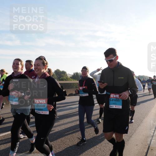 03.10.2025 - Köhlbrandbrückenlauf Fabian Wolf http://msf.ph/oto/9013077 03.10.2025 09:23:41 Position 3 2967, 2966, 2965 meine-sportfotos.de