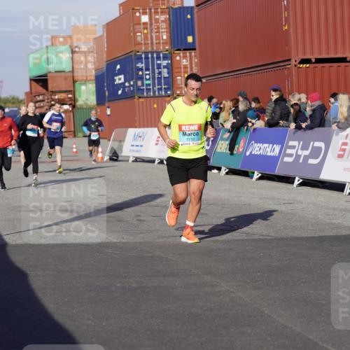 03.10.2025 - Köhlbrandbrückenlauf Michael Burmester http://msf.ph/oto/9013118 03.10.2025 10:13:33 Ziel 1296, 1891, 2110, 2144, 2171, 3134 meine-sportfotos.de