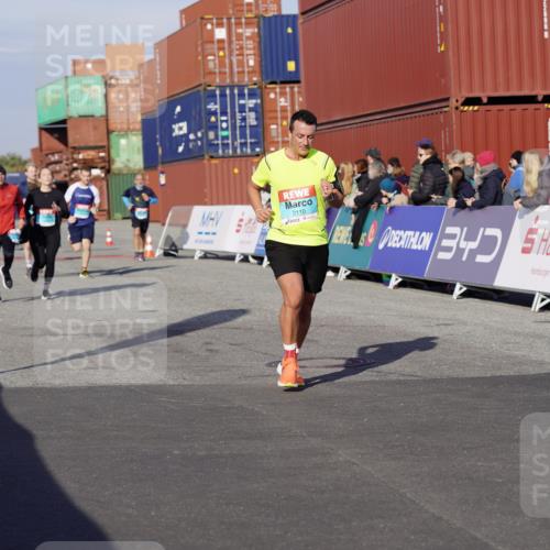 03.10.2025 - Köhlbrandbrückenlauf Michael Burmester http://msf.ph/oto/9013129 03.10.2025 10:13:33 Ziel 1296, 1891, 2110, 2144, 2171, 3134 meine-sportfotos.de