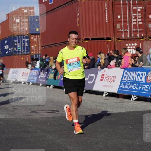 03.10.2025 - Köhlbrandbrückenlauf Michael Burmester http://msf.ph/oto/9013148 03.10.2025 10:13:34 Ziel 1296, 1891, 2110, 2126, 2144, 2171, 3057, 3134 meine-sportfotos.de