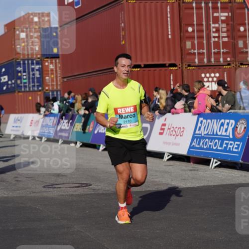 03.10.2025 - Köhlbrandbrückenlauf Michael Burmester http://msf.ph/oto/9013160 03.10.2025 10:13:34 Ziel 1296, 1891, 2110, 2126, 2144, 2171, 3057, 3134 meine-sportfotos.de