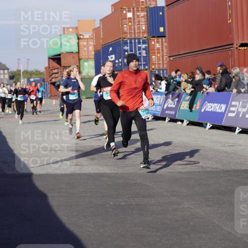 03.10.2025 - Köhlbrandbrückenlauf Michael Burmester http://msf.ph/oto/9013170 03.10.2025 10:13:35 Ziel 1296, 1891, 2110, 2126, 2144, 2171, 3057, 3134 meine-sportfotos.de