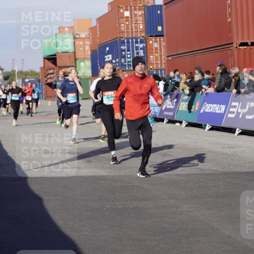 03.10.2025 - Köhlbrandbrückenlauf Michael Burmester http://msf.ph/oto/9013182 03.10.2025 10:13:35 Ziel 1296, 1891, 2110, 2126, 2144, 2171, 3057, 3134 meine-sportfotos.de