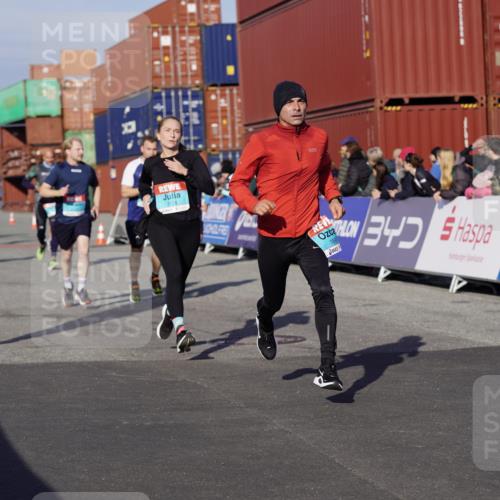 03.10.2025 - Köhlbrandbrückenlauf Michael Burmester http://msf.ph/oto/9013193 03.10.2025 10:13:36 Ziel 1296, 1770, 1891, 2110, 2126, 2144, 2171, 3057, 3134 meine-sportfotos.de