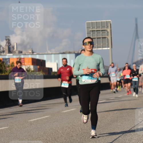 03.10.2025 - Köhlbrandbrückenlauf Luisa Fischer http://msf.ph/oto/9013208 03.10.2025 10:56:40 Position 3 2381 meine-sportfotos.de