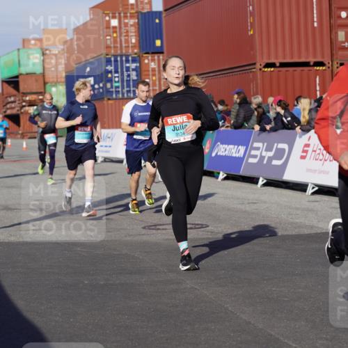 03.10.2025 - Köhlbrandbrückenlauf Michael Burmester http://msf.ph/oto/9013213 03.10.2025 10:13:37 Ziel 1296, 1770, 1891, 2110, 2126, 2144, 2171, 3057, 3134 meine-sportfotos.de