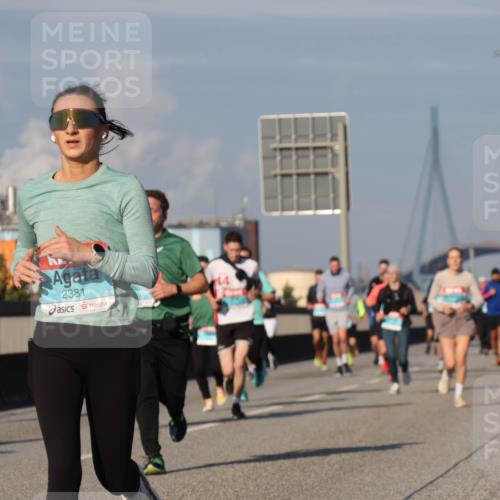 03.10.2025 - Köhlbrandbrückenlauf Luisa Fischer http://msf.ph/oto/9013229 03.10.2025 10:56:42 Position 3 2381 meine-sportfotos.de
