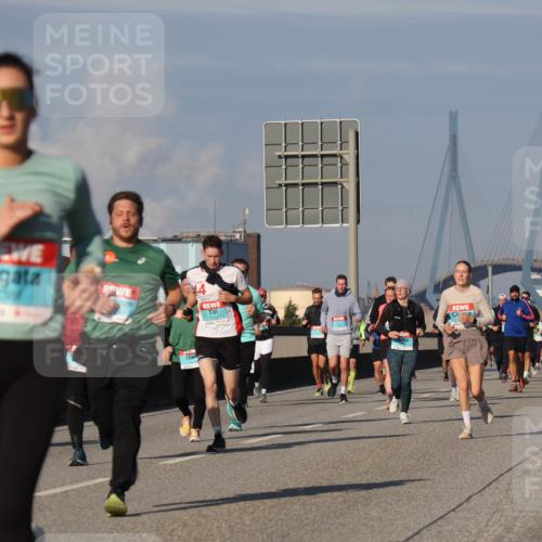 03.10.2025 - Köhlbrandbrückenlauf Luisa Fischer http://msf.ph/oto/9013231 03.10.2025 10:56:42 Position 3 1470 meine-sportfotos.de