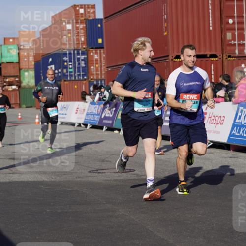 03.10.2025 - Köhlbrandbrückenlauf Michael Burmester http://msf.ph/oto/9013249 03.10.2025 10:13:38 Ziel 1296, 1455, 1770, 1891, 2110, 2126, 2144, 2171, 2246, 3028, 3057, 3134 meine-sportfotos.de