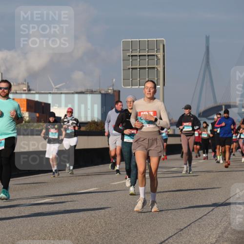 03.10.2025 - Köhlbrandbrückenlauf Luisa Fischer http://msf.ph/oto/9013268 03.10.2025 10:56:47 Position 3 2077 meine-sportfotos.de