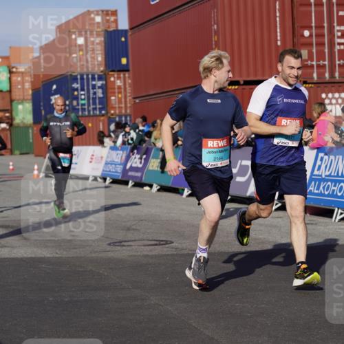 03.10.2025 - Köhlbrandbrückenlauf Michael Burmester http://msf.ph/oto/9013271 03.10.2025 10:13:38 Ziel 1296, 1455, 1770, 1891, 2110, 2126, 2144, 2171, 2246, 3028, 3057, 3134 meine-sportfotos.de