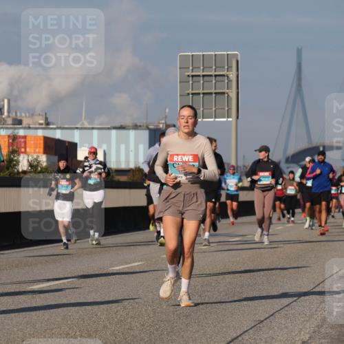 03.10.2025 - Köhlbrandbrückenlauf Luisa Fischer http://msf.ph/oto/9013276 03.10.2025 10:56:48 Position 3 2077 meine-sportfotos.de