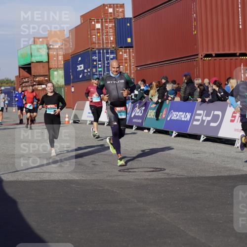 03.10.2025 - Köhlbrandbrückenlauf Michael Burmester http://msf.ph/oto/9013282 03.10.2025 10:13:39 Ziel 1296, 1455, 1627, 1642, 1770, 1891, 2110, 2126, 2144, 2171, 2246, 3028, 3057, 3134 meine-sportfotos.de