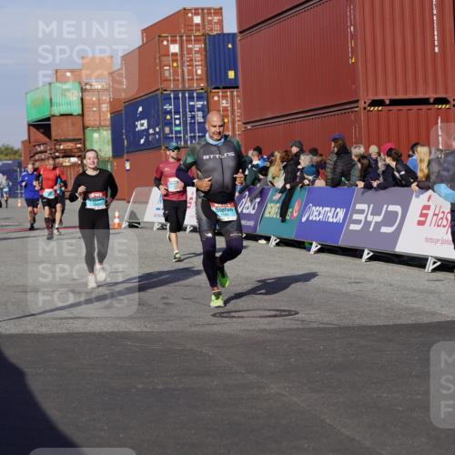 03.10.2025 - Köhlbrandbrückenlauf Michael Burmester http://msf.ph/oto/9013295 03.10.2025 10:13:39 Ziel 1296, 1455, 1627, 1642, 1770, 1891, 2110, 2126, 2144, 2171, 2246, 3028, 3057, 3134 meine-sportfotos.de