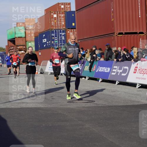 03.10.2025 - Köhlbrandbrückenlauf Michael Burmester http://msf.ph/oto/9013306 03.10.2025 10:13:39 Ziel 1296, 1455, 1627, 1642, 1770, 1891, 2110, 2126, 2144, 2171, 2246, 3028, 3057, 3134 meine-sportfotos.de