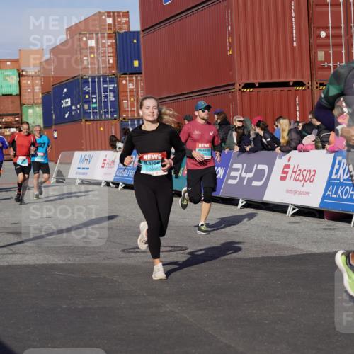 03.10.2025 - Köhlbrandbrückenlauf Michael Burmester http://msf.ph/oto/9013337 03.10.2025 10:13:41 Ziel 1267, 1272, 1296, 1455, 1627, 1642, 1770, 1891, 2093, 2126, 2144, 2171, 2246, 3028, 3057, 3134, 3244, 3392 meine-sportfotos.de