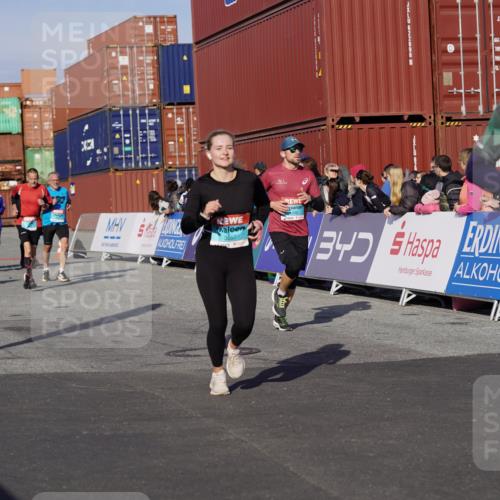 03.10.2025 - Köhlbrandbrückenlauf Michael Burmester http://msf.ph/oto/9013346 03.10.2025 10:13:41 Ziel 1267, 1272, 1296, 1455, 1627, 1642, 1770, 1891, 2093, 2126, 2144, 2171, 2246, 3028, 3057, 3134, 3244, 3392 meine-sportfotos.de