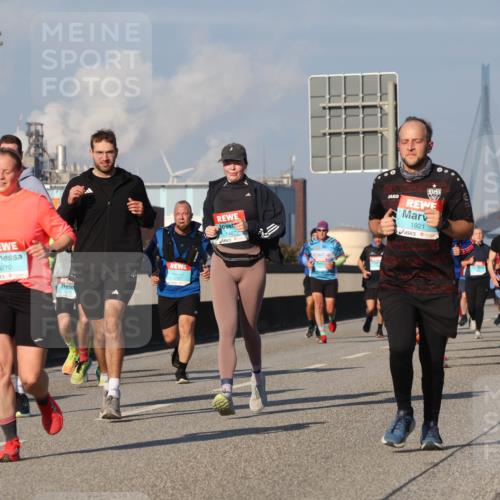 03.10.2025 - Köhlbrandbrückenlauf Luisa Fischer http://msf.ph/oto/9013353 03.10.2025 10:56:55 Position 3 3210, 1921 meine-sportfotos.de