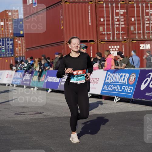 03.10.2025 - Köhlbrandbrückenlauf Michael Burmester http://msf.ph/oto/9013368 03.10.2025 10:13:42 Ziel 1267, 1272, 1296, 1455, 1627, 1642, 1770, 1848, 1891, 2093, 2126, 2144, 2171, 2246, 3028, 3057, 3134, 3244, 3392 meine-sportfotos.de