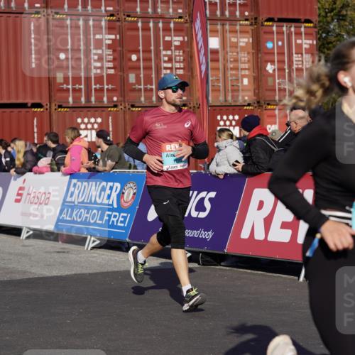 03.10.2025 - Köhlbrandbrückenlauf Michael Burmester http://msf.ph/oto/9013401 03.10.2025 10:13:43 Ziel 1267, 1272, 1296, 1455, 1627, 1642, 1770, 1848, 1891, 2093, 2126, 2144, 2171, 2246, 3028, 3057, 3244, 3392 meine-sportfotos.de