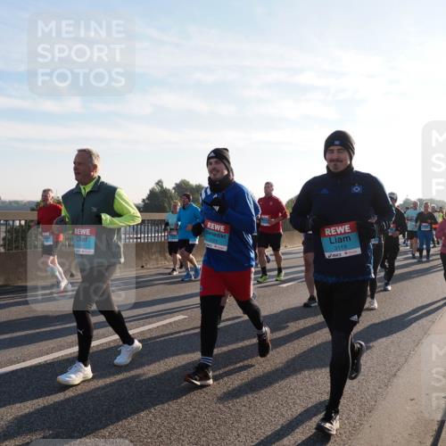 03.10.2025 - Köhlbrandbrückenlauf Fabian Wolf http://msf.ph/oto/9013419 03.10.2025 09:23:58 Position 3 3120, 3121, 3119 meine-sportfotos.de