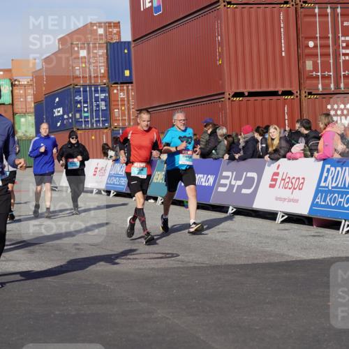 03.10.2025 - Köhlbrandbrückenlauf Michael Burmester http://msf.ph/oto/9013424 03.10.2025 10:13:44 Ziel 1267, 1272, 1296, 1455, 1627, 1642, 1770, 1848, 2093, 2126, 2144, 2171, 2246, 3028, 3057, 3244, 3392 meine-sportfotos.de
