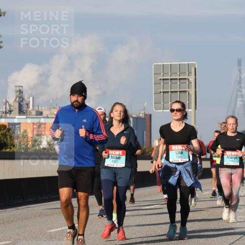 03.10.2025 - Köhlbrandbrückenlauf Luisa Fischer http://msf.ph/oto/9013425 03.10.2025 10:57:01 Position 3 1327, 1331, 3445 meine-sportfotos.de