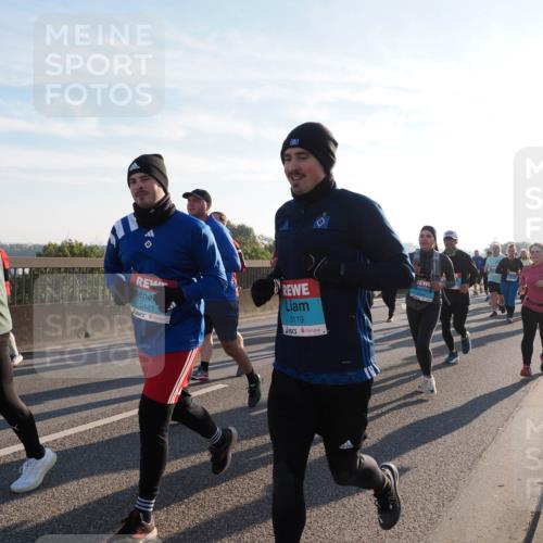 03.10.2025 - Köhlbrandbrückenlauf Fabian Wolf http://msf.ph/oto/9013431 03.10.2025 09:23:58 Position 3 3121, 3119 meine-sportfotos.de