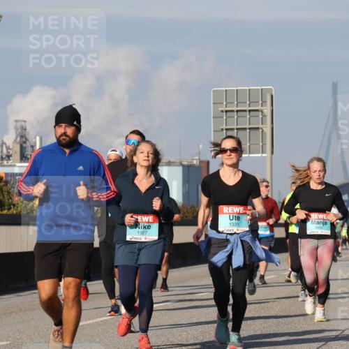 03.10.2025 - Köhlbrandbrückenlauf Luisa Fischer http://msf.ph/oto/9013432 03.10.2025 10:57:02 Position 3 1331, 3445, 1327 meine-sportfotos.de