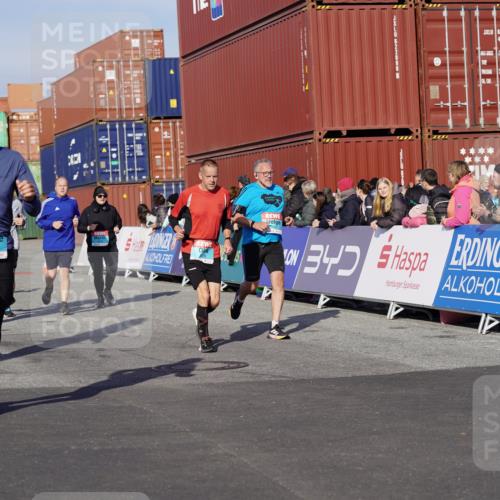 03.10.2025 - Köhlbrandbrückenlauf Michael Burmester http://msf.ph/oto/9013435 03.10.2025 10:13:44 Ziel 1267, 1272, 1296, 1455, 1627, 1642, 1770, 1848, 2093, 2126, 2144, 2171, 2246, 3028, 3057, 3244, 3392 meine-sportfotos.de