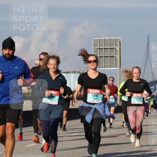 03.10.2025 - Köhlbrandbrückenlauf Luisa Fischer http://msf.ph/oto/9013438 03.10.2025 10:57:03 Position 3 1327, 1331, 3445 meine-sportfotos.de