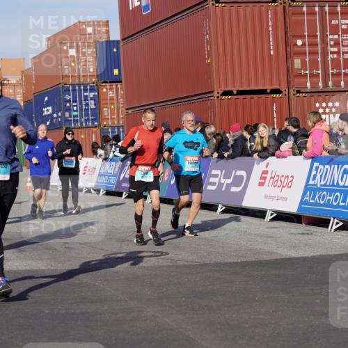 03.10.2025 - Köhlbrandbrückenlauf Michael Burmester http://msf.ph/oto/9013448 03.10.2025 10:13:44 Ziel 1267, 1272, 1296, 1455, 1627, 1642, 1770, 1848, 2093, 2126, 2144, 2171, 2246, 3028, 3057, 3244, 3392 meine-sportfotos.de