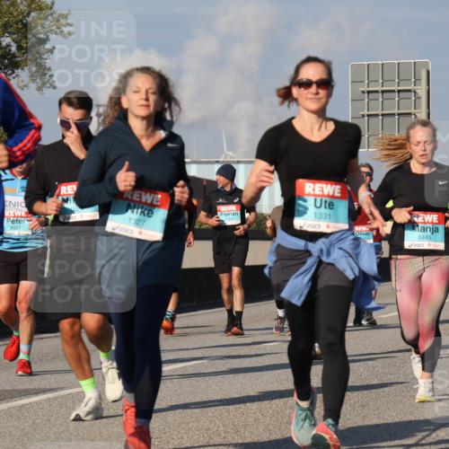 03.10.2025 - Köhlbrandbrückenlauf Luisa Fischer http://msf.ph/oto/9013452 03.10.2025 10:57:04 Position 3 3457, 1327, 1331, 1181, 3445 meine-sportfotos.de