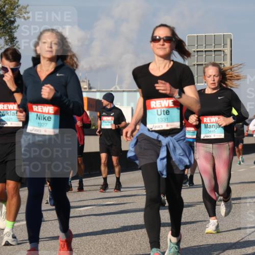 03.10.2025 - Köhlbrandbrückenlauf Luisa Fischer http://msf.ph/oto/9013455 03.10.2025 10:57:04 Position 3 3457, 1621, 1327, 1331, 1181, 3445 meine-sportfotos.de