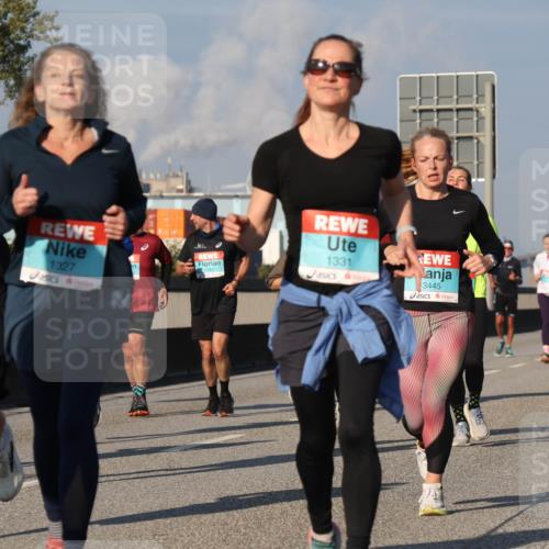 03.10.2025 - Köhlbrandbrückenlauf Luisa Fischer http://msf.ph/oto/9013459 03.10.2025 10:57:05 Position 3 1621, 1327, 1331, 3445 meine-sportfotos.de