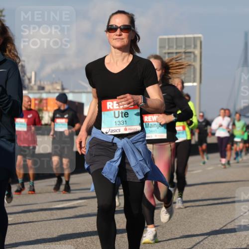 03.10.2025 - Köhlbrandbrückenlauf Luisa Fischer http://msf.ph/oto/9013462 03.10.2025 10:57:05 Position 3 1327, 1331, 3445 meine-sportfotos.de