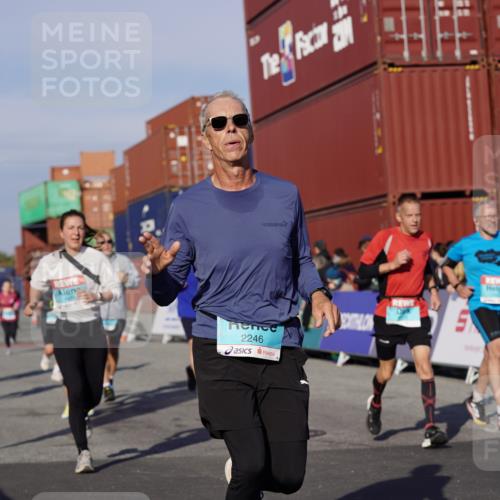 03.10.2025 - Köhlbrandbrückenlauf Michael Burmester http://msf.ph/oto/9013468 03.10.2025 10:13:45 Ziel 1267, 1272, 1296, 1455, 1515, 1627, 1642, 1770, 1848, 2093, 2126, 2246, 3028, 3057, 3244, 3392 meine-sportfotos.de