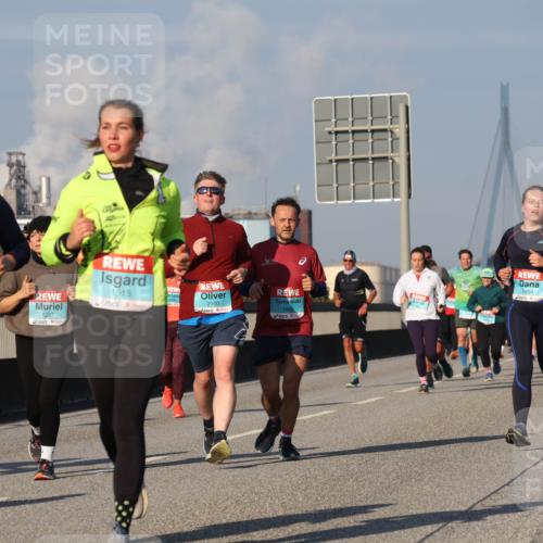 03.10.2025 - Köhlbrandbrückenlauf Luisa Fischer http://msf.ph/oto/9013475 03.10.2025 10:57:08 Position 3 18, 1417, 1227, 1915, 2150, 1945, 1654 meine-sportfotos.de