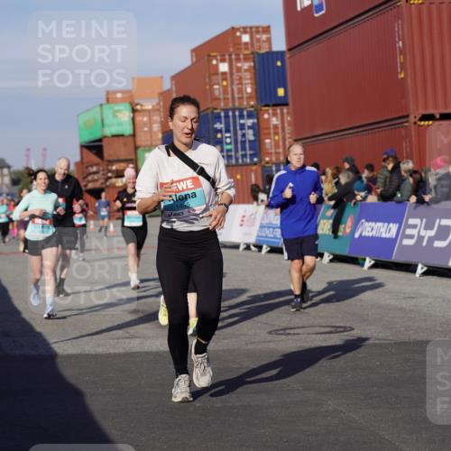 03.10.2025 - Köhlbrandbrückenlauf Michael Burmester http://msf.ph/oto/9013479 03.10.2025 10:13:46 Ziel 1169, 1267, 1272, 1455, 1515, 1627, 1642, 1770, 1848, 2054, 2093, 2126, 2246, 3028, 3057, 3244, 3392 meine-sportfotos.de