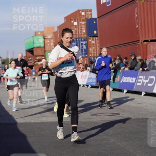 03.10.2025 - Köhlbrandbrückenlauf Michael Burmester http://msf.ph/oto/9013489 03.10.2025 10:13:46 Ziel 1169, 1267, 1272, 1455, 1515, 1627, 1642, 1770, 1848, 2054, 2093, 2126, 2246, 3028, 3057, 3244, 3392 meine-sportfotos.de