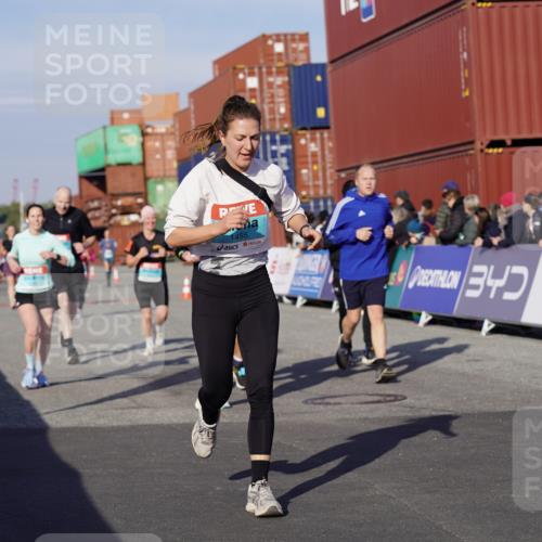 03.10.2025 - Köhlbrandbrückenlauf Michael Burmester http://msf.ph/oto/9013499 03.10.2025 10:13:46 Ziel 1169, 1267, 1272, 1455, 1515, 1627, 1642, 1770, 1848, 2054, 2093, 2126, 2246, 3028, 3057, 3244, 3392 meine-sportfotos.de