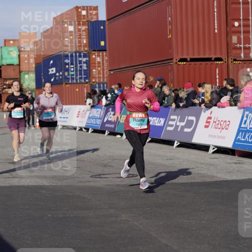 03.10.2025 - Köhlbrandbrückenlauf Michael Burmester http://msf.ph/oto/9013559 03.10.2025 10:13:51 Ziel 1169, 1267, 1272, 1514, 1515, 1627, 1642, 1848, 2054, 2093, 3126, 3244, 3392, 3761 meine-sportfotos.de