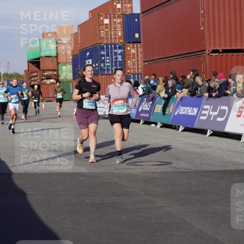 03.10.2025 - Köhlbrandbrückenlauf Michael Burmester http://msf.ph/oto/9013582 03.10.2025 10:13:52 Ziel 1169, 1267, 1272, 1460, 1514, 1515, 1848, 2054, 2093, 3126, 3244, 3372, 3392, 3724, 3735, 3761 meine-sportfotos.de
