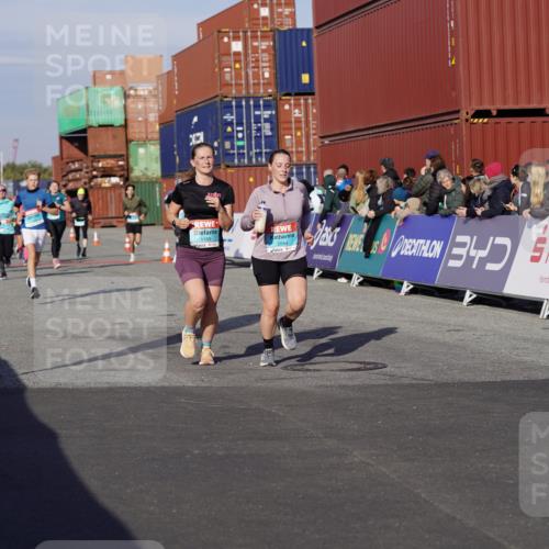 03.10.2025 - Köhlbrandbrückenlauf Michael Burmester http://msf.ph/oto/9013590 03.10.2025 10:13:52 Ziel 1169, 1267, 1272, 1460, 1514, 1515, 1848, 2054, 2093, 3126, 3244, 3372, 3392, 3724, 3735, 3761 meine-sportfotos.de