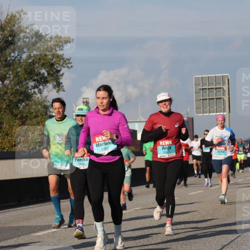 03.10.2025 - Köhlbrandbrückenlauf Luisa Fischer http://msf.ph/oto/9013617 03.10.2025 10:57:20 Position 3 5, 1362, 1418, 3352, 2061 meine-sportfotos.de