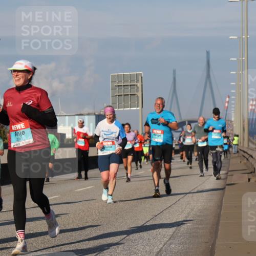 03.10.2025 - Köhlbrandbrückenlauf Luisa Fischer http://msf.ph/oto/9013635 03.10.2025 10:57:22 Position 3 40, 1806, 2061 meine-sportfotos.de