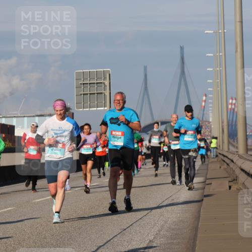 03.10.2025 - Köhlbrandbrückenlauf Luisa Fischer http://msf.ph/oto/9013644 03.10.2025 10:57:22 Position 3 41, 1642, 1640 meine-sportfotos.de