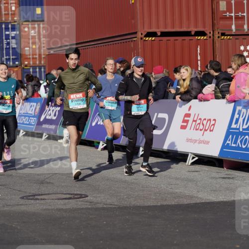 03.10.2025 - Köhlbrandbrückenlauf Michael Burmester http://msf.ph/oto/9013678 03.10.2025 10:13:56 Ziel 1169, 1431, 1460, 1514, 1515, 1604, 1738, 2054, 2122, 3126, 3372, 3469, 3724, 3735, 3761, 3793 meine-sportfotos.de