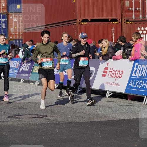 03.10.2025 - Köhlbrandbrückenlauf Michael Burmester http://msf.ph/oto/9013689 03.10.2025 10:13:57 Ziel 1169, 1431, 1460, 1514, 1515, 1604, 1738, 2054, 2122, 3062, 3126, 3372, 3469, 3724, 3735, 3761, 3793 meine-sportfotos.de